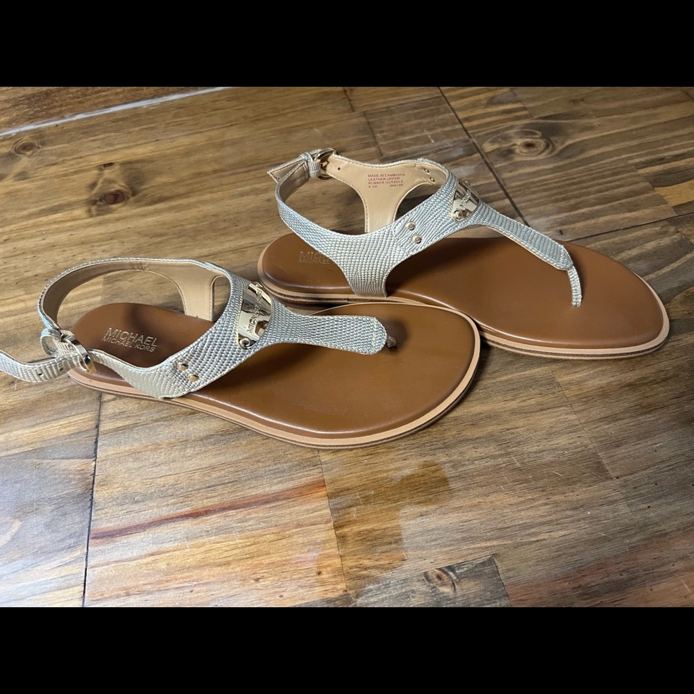 Brand new Michael Kors sandals. Never worn - Picture 4 of 4